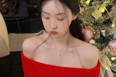 《剑星》体模申才恩新美照：红色毛衣半露迷